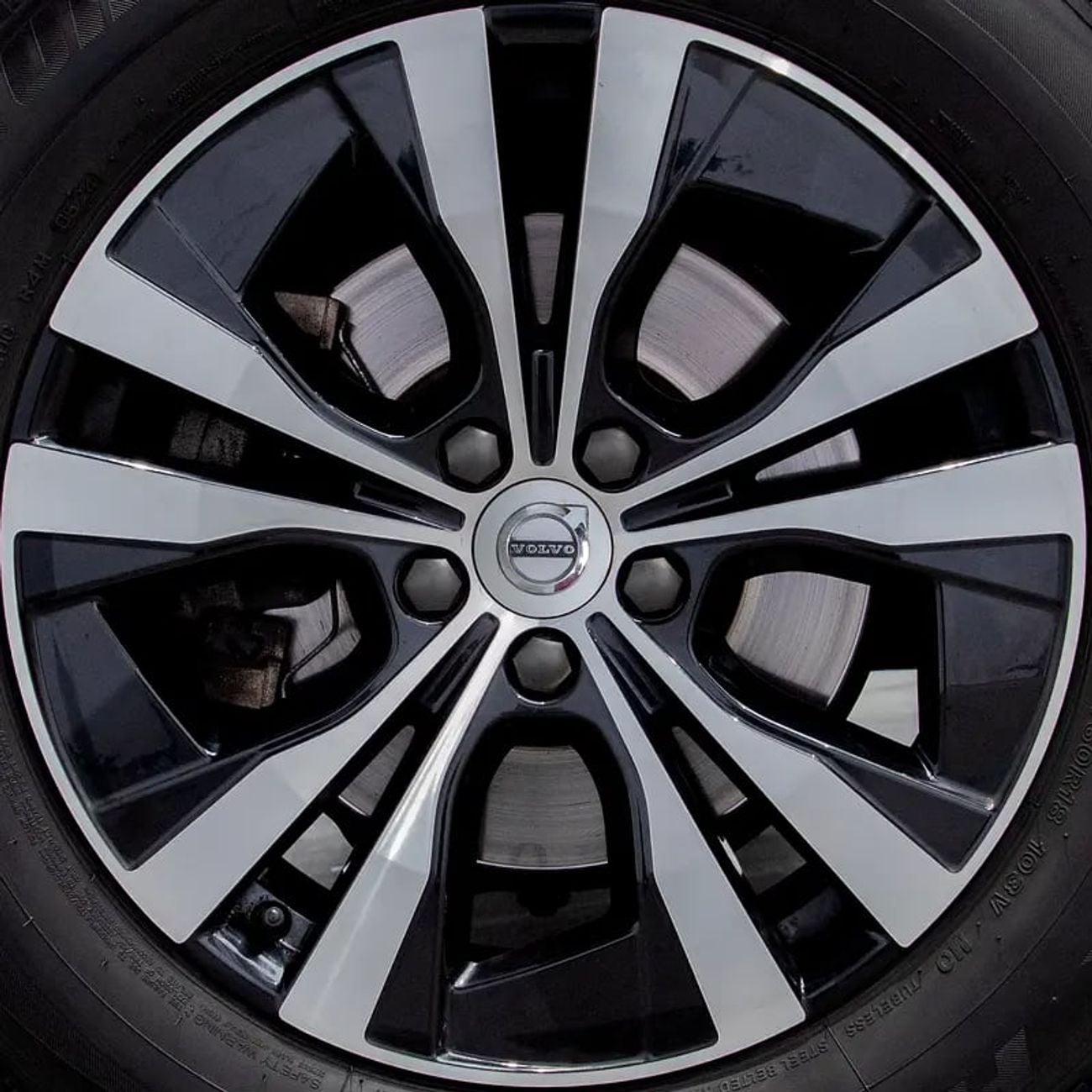 Volvo XC60 MOMENTUM 0% Down Payment Available • FDSH • Warranty • GCC