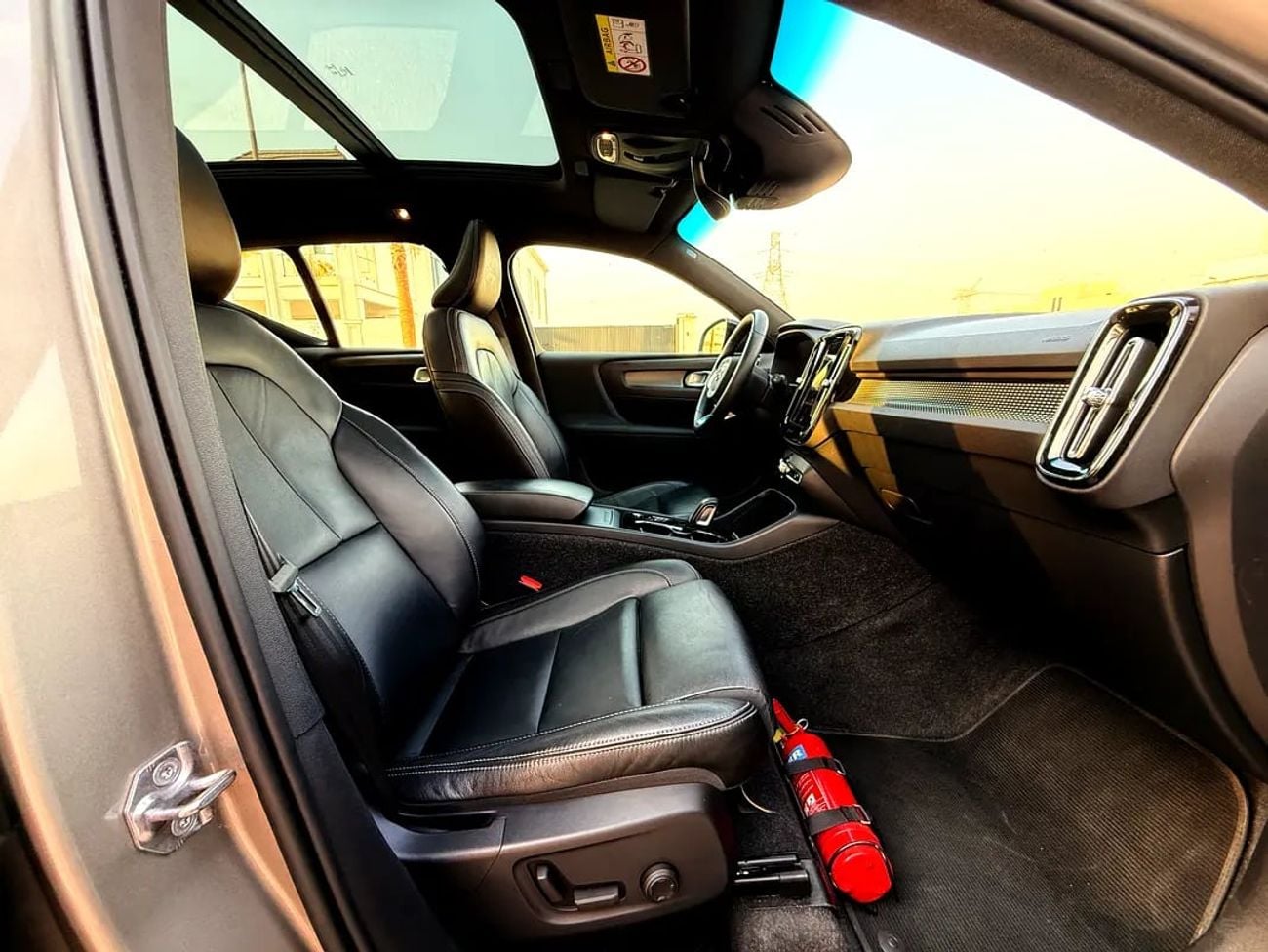 فولفو XC 40 R DESIGN موديل 2022، مواصفات خليجية | عقد صيانة مجاني! تمويل بنكي بدون دفعة أولى (0%)!