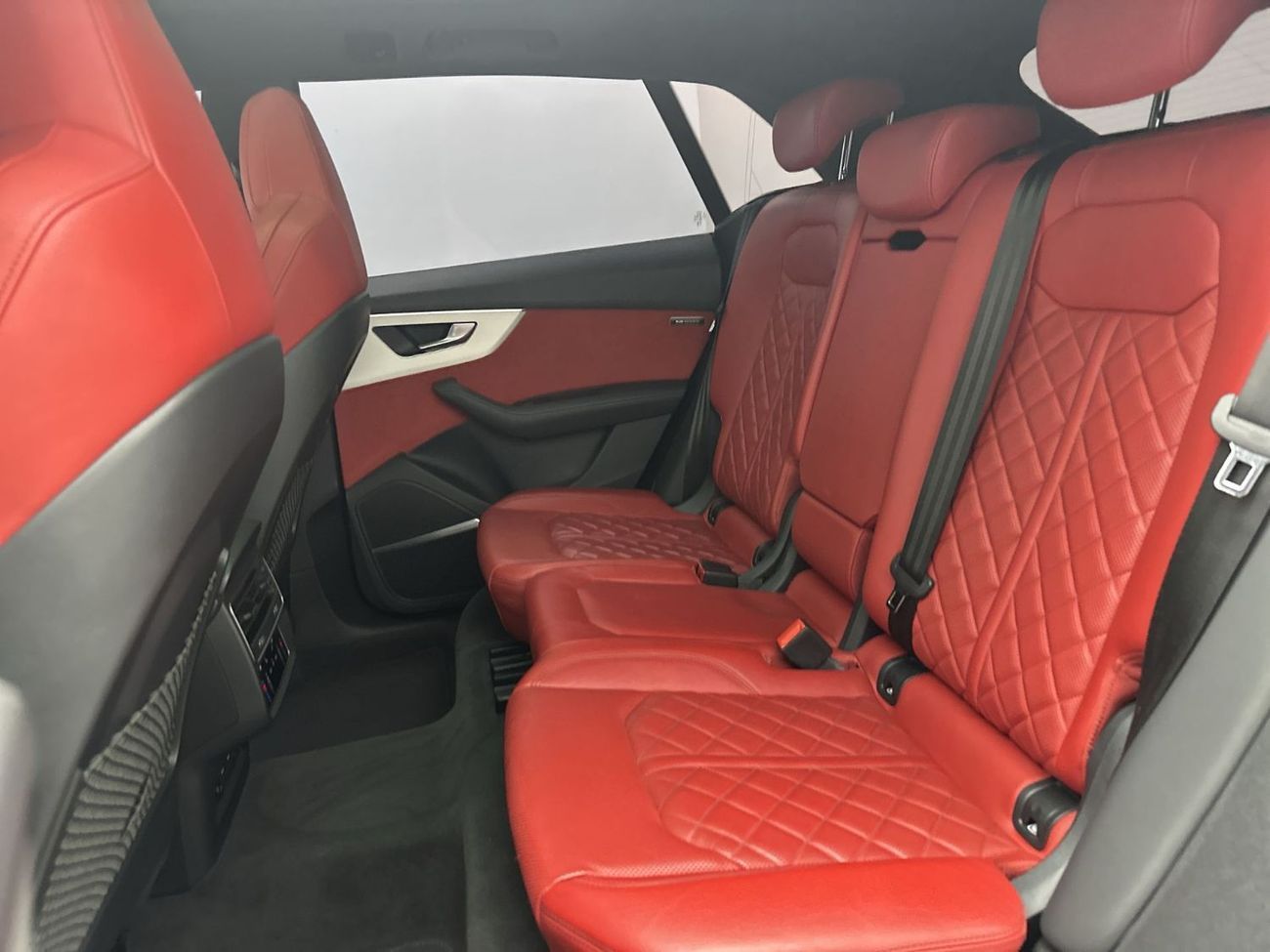 أودي Q8 55 TFSI quattro 340hp Crimson Red Edition (رقم المرجع: 53845)