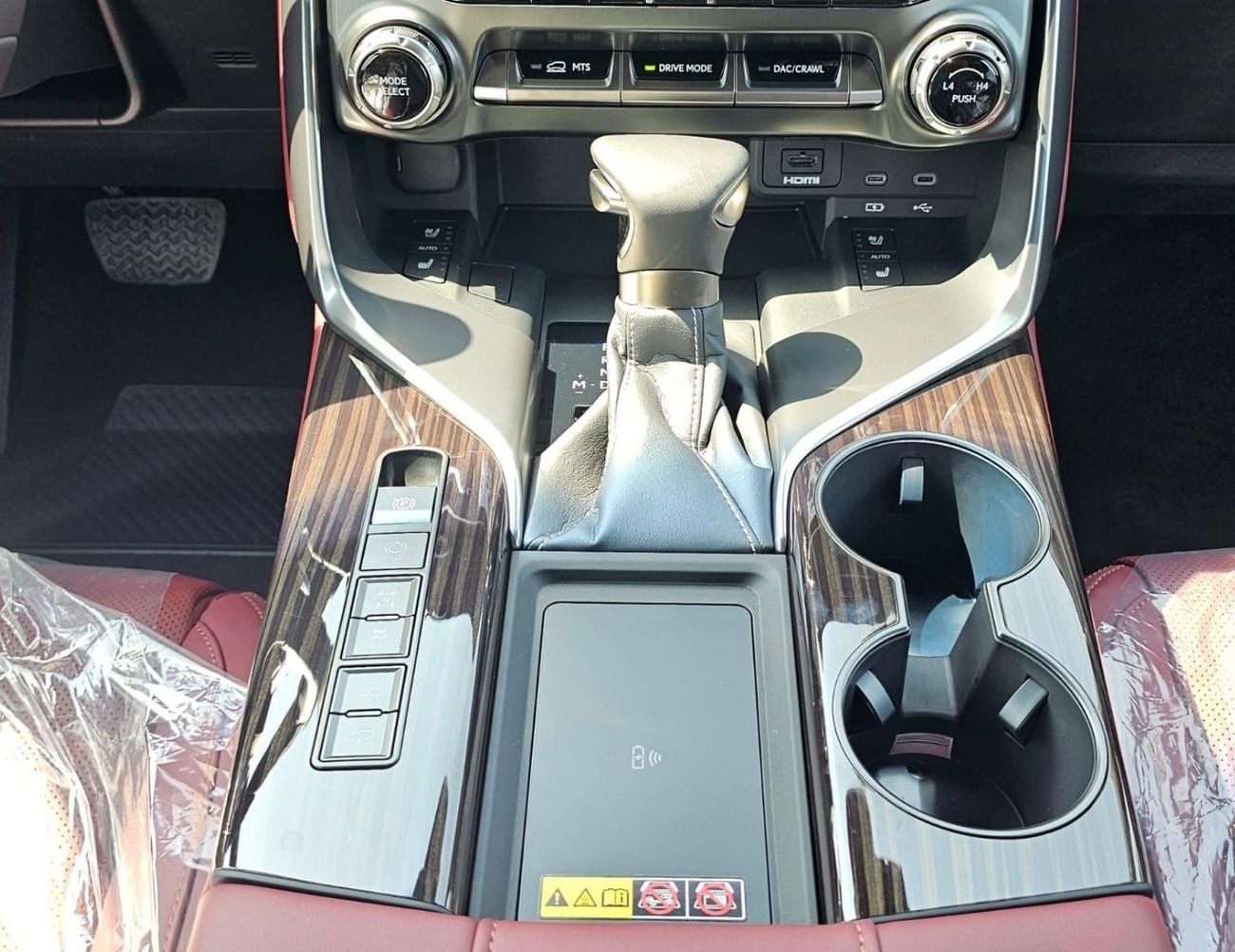 لكزس LX 600 لكزس LX600 مارك ليفينسون || محرك بنزين V6 سعة 3.5 لتر، ناقل حركة أوتوماتيكي، دفع رباعي | رادار، شاشة
