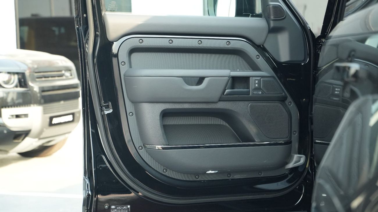 Land Rover Defender Black-Black OCTA P635 2026MY Export Only Black-Black 2026MY Export Only
