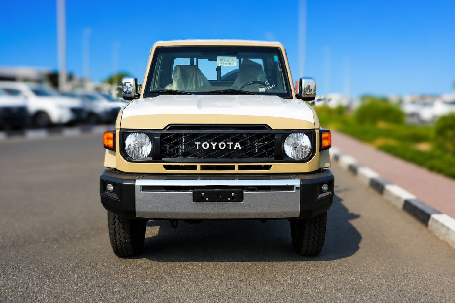 Toyota Land Cruiser 70 photo 2