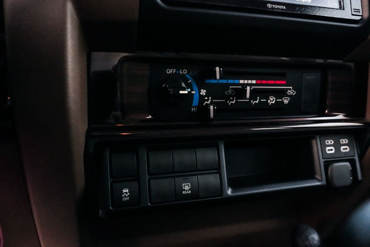 Toyota Land Cruiser Pickup 70 photo 24