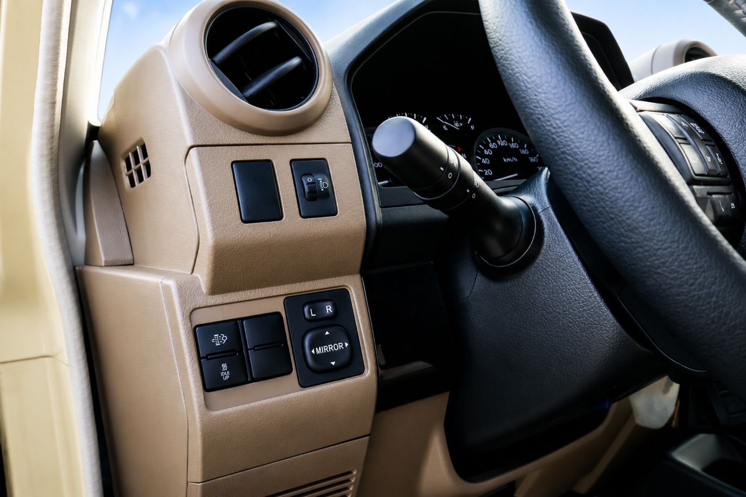 Toyota Land Cruiser 70 photo 17