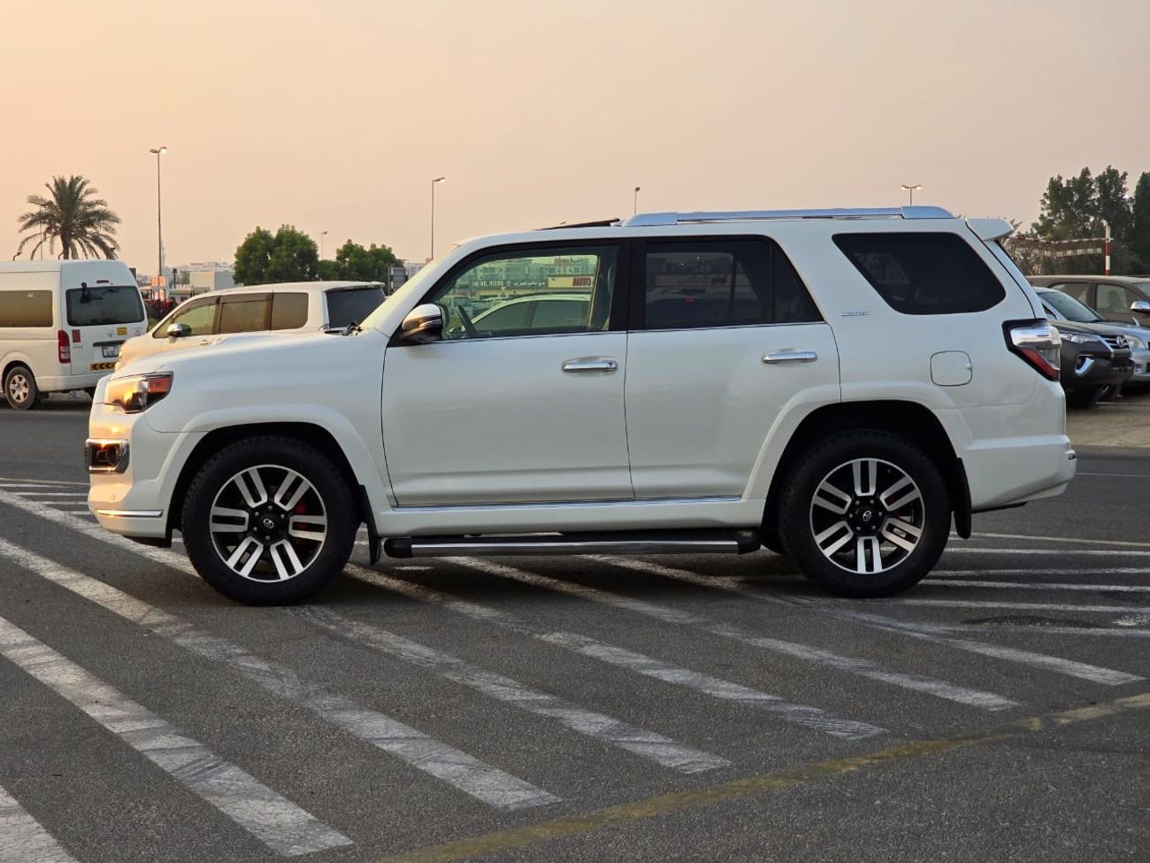 Toyota 4Runner 2016 Toyota 4Runner Limited Edition Full Option - 4.0L V6 - AWD 4x4 - 7 Seater - Sensors - 124,000 m