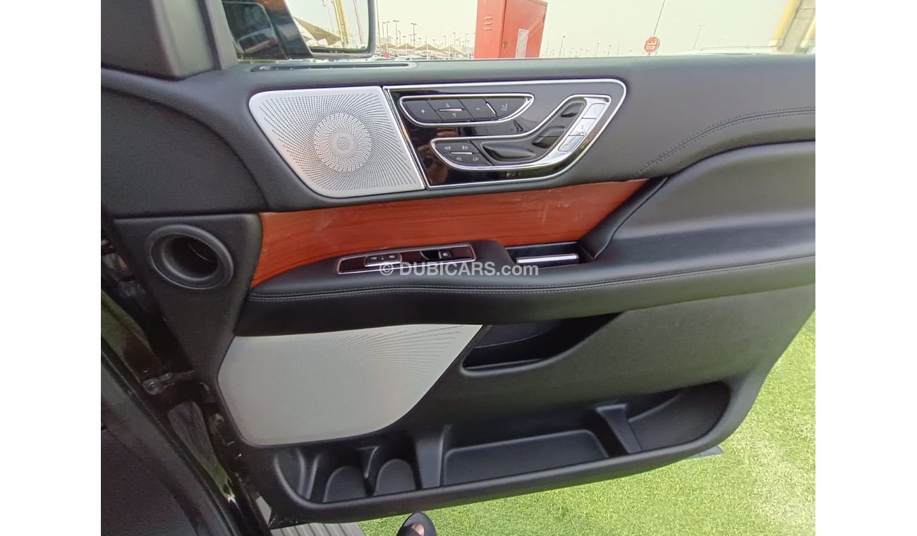 Lincoln Navigator Presidential Car in excellent condition. clean from the inside and outside!