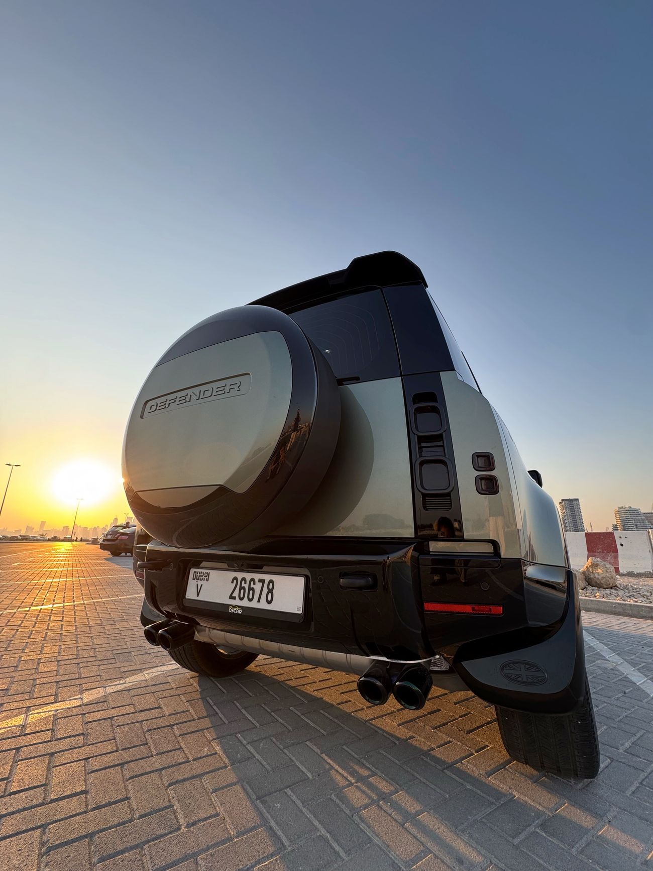 Land Rover Defender P400 110 X-Dynamic SE 3.0L (7 Seater)