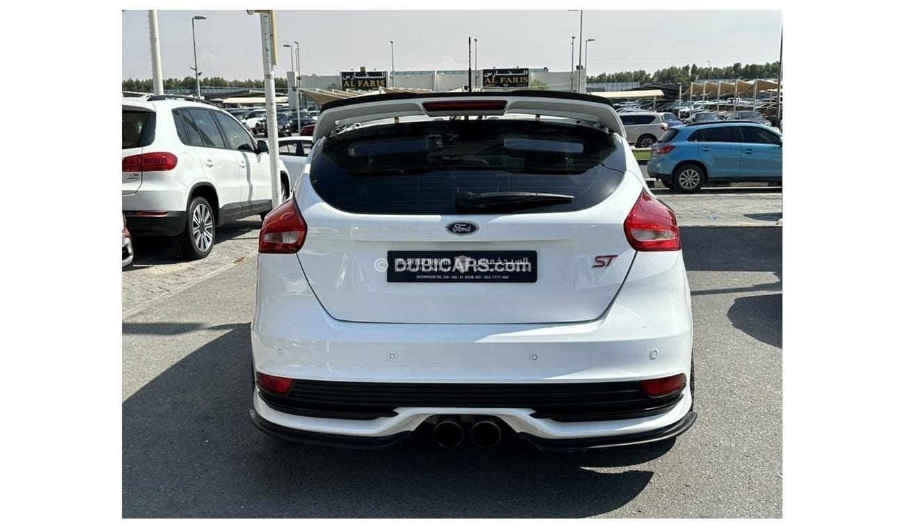 Ford Focus ST ACCIDENTS FREE - GCC - ORIGINAL PAINT - FULL OPTION - MANUAL GEAR - PERFECT CONDTION INSIDE OUT