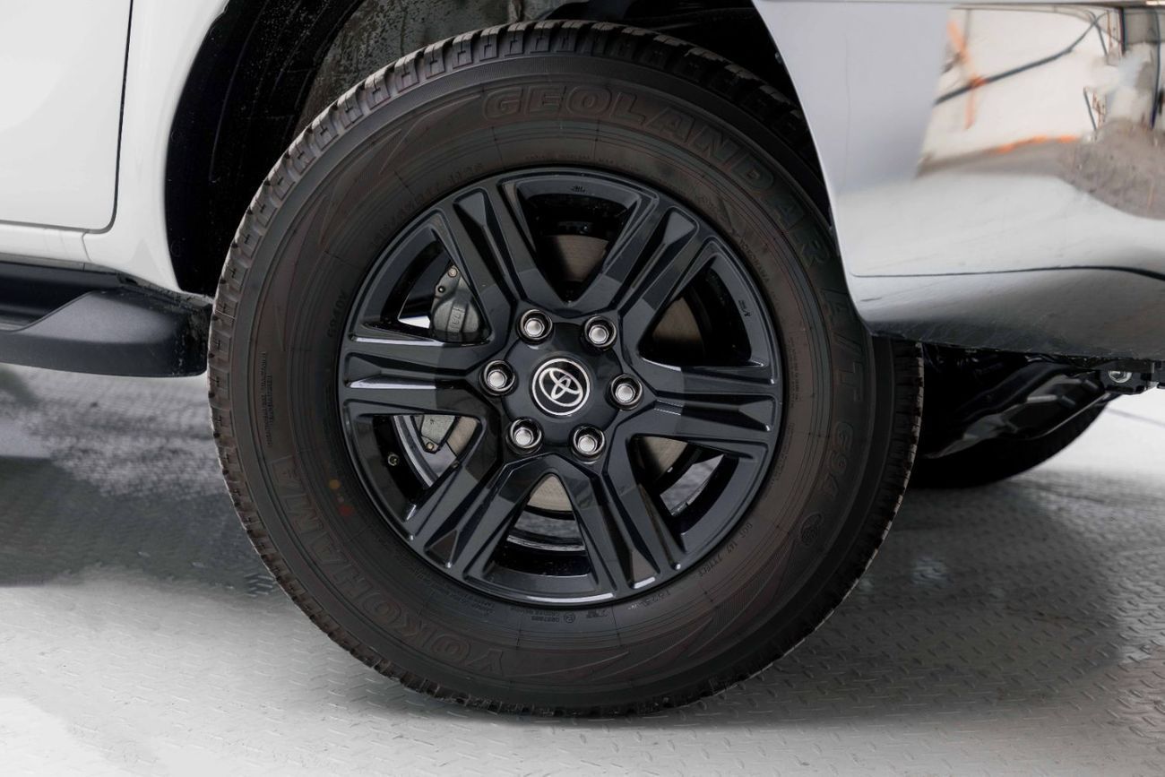 تويوتا هيلوكس Double Cab 2.7L - Manual - Super White Inside Red | Export Only