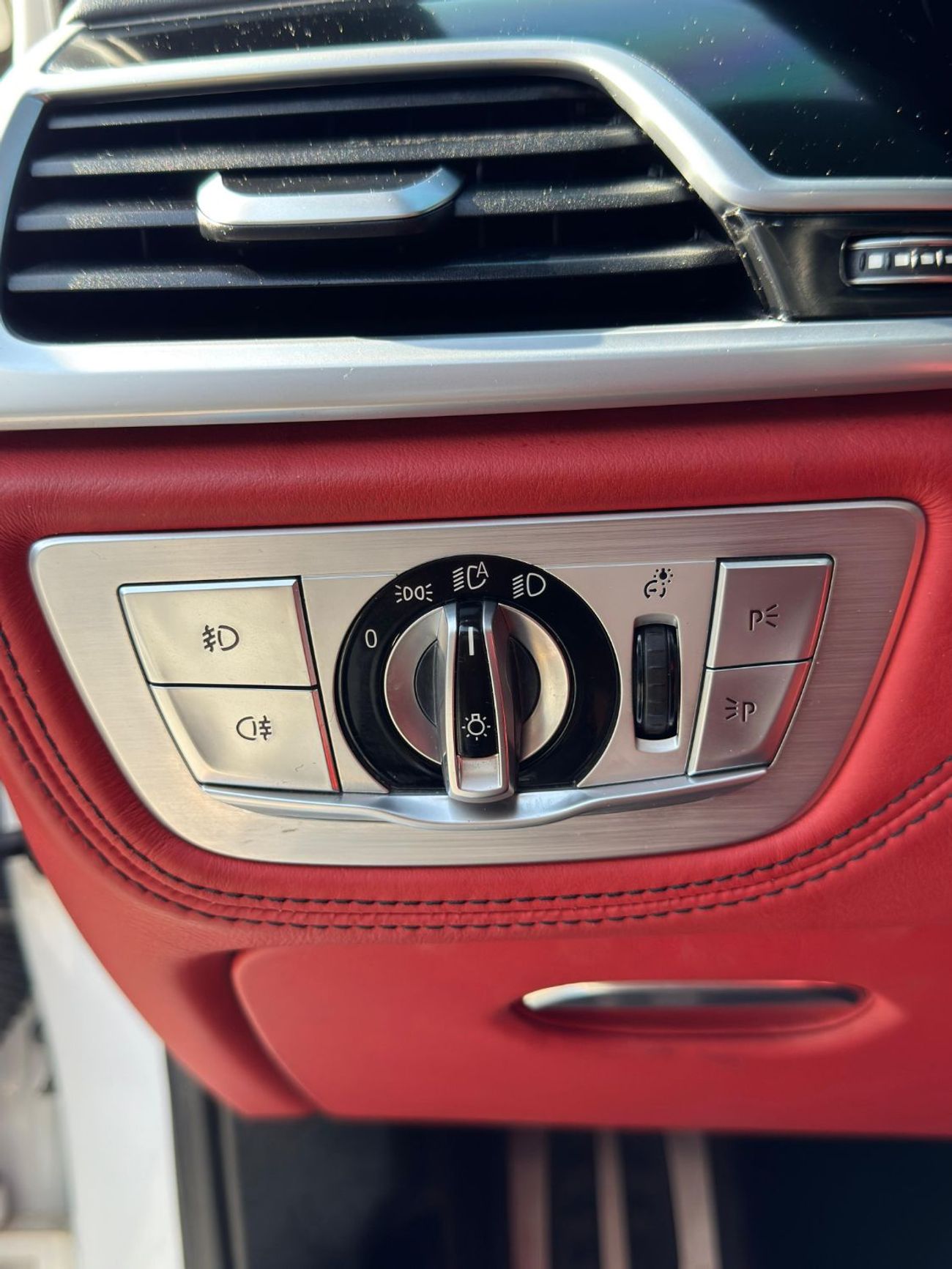 بي أم دبليو 750Li Luxury 4.4L (443 HP)