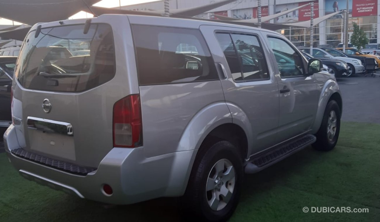 Nissan Pathfinder Gulf - Accident Free - No.2 - Screen - Rings - Excellent condition, you do not need any expenses