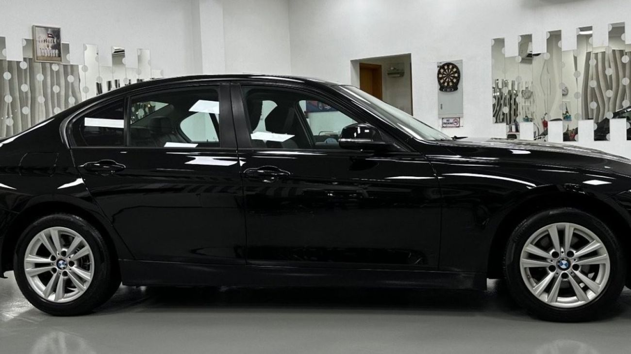 BMW 318i Executive GCC .. Low Milgea .. Perfect Condition .. Sunroof .
