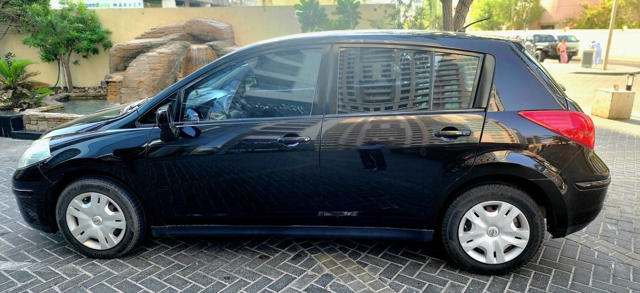 Nissan Tiida SV 1.8L Hatchback