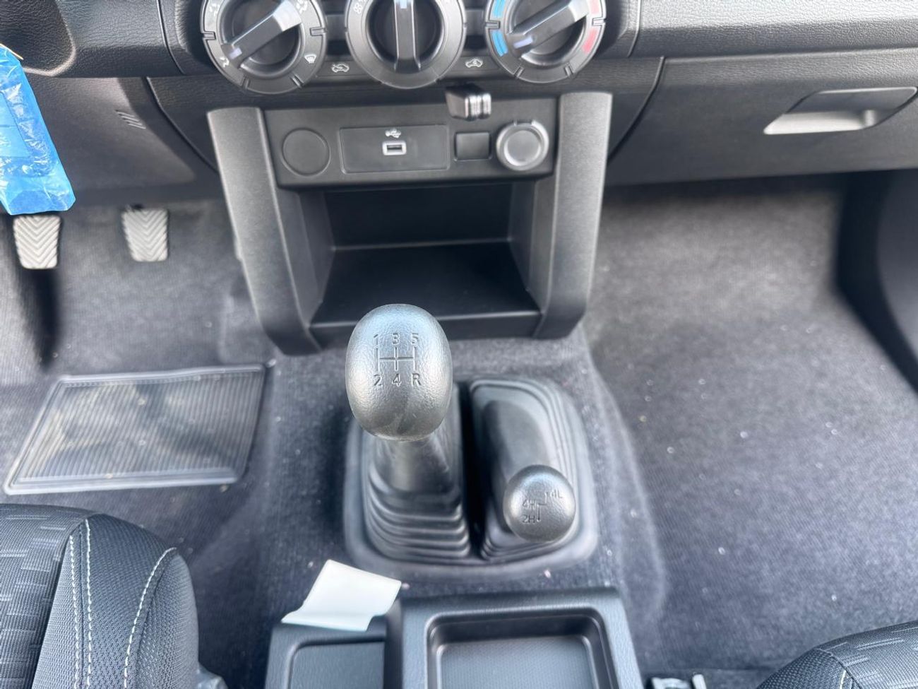 Mitsubishi L200 MITSUBISHI L200 Petrol Double Cabin 4WD 5MT 2.5L GLX - Basic Option _Grey