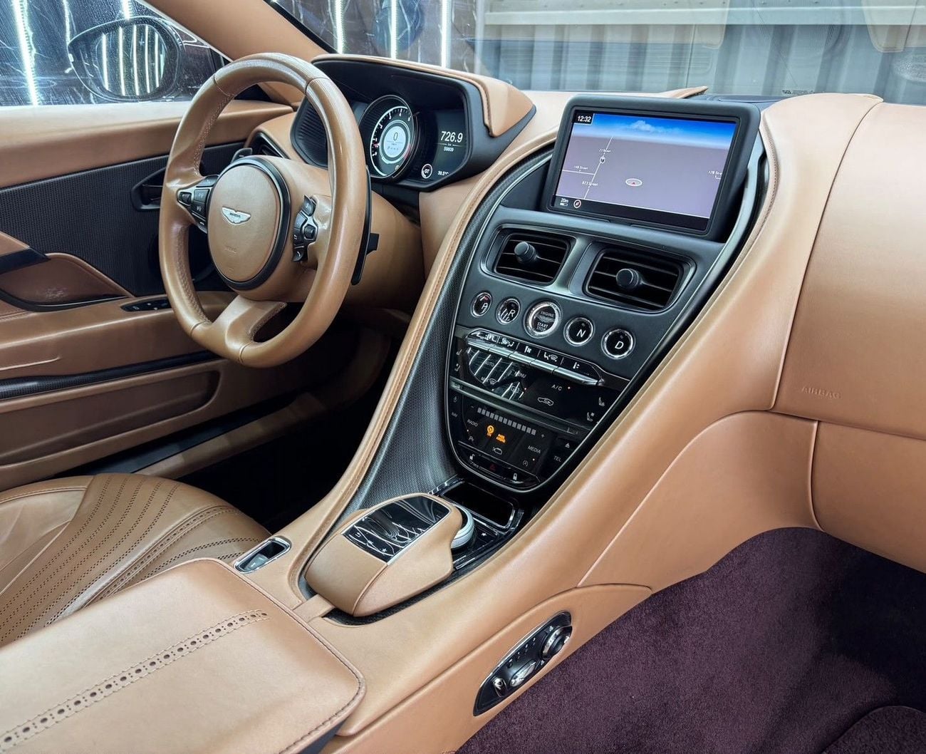 أستون مارتن DB11 STANDARD