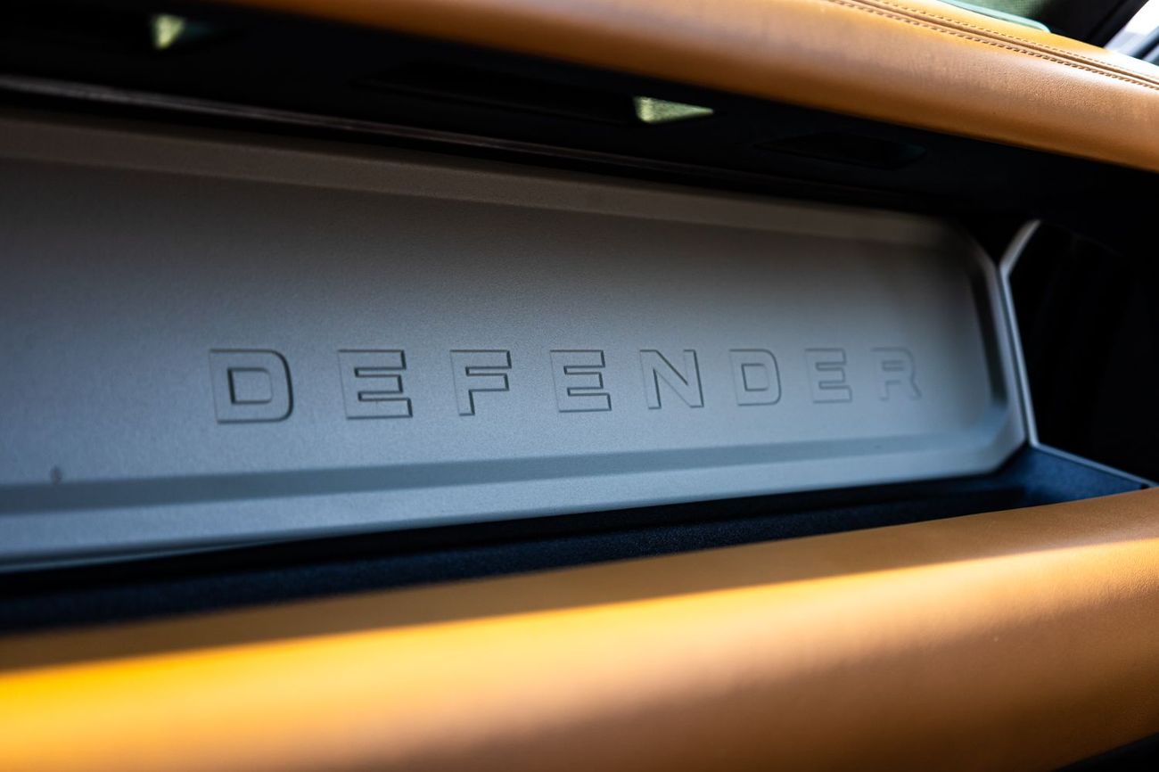 Land Rover Defender P300 90 SE 2.0L (6 Seater)