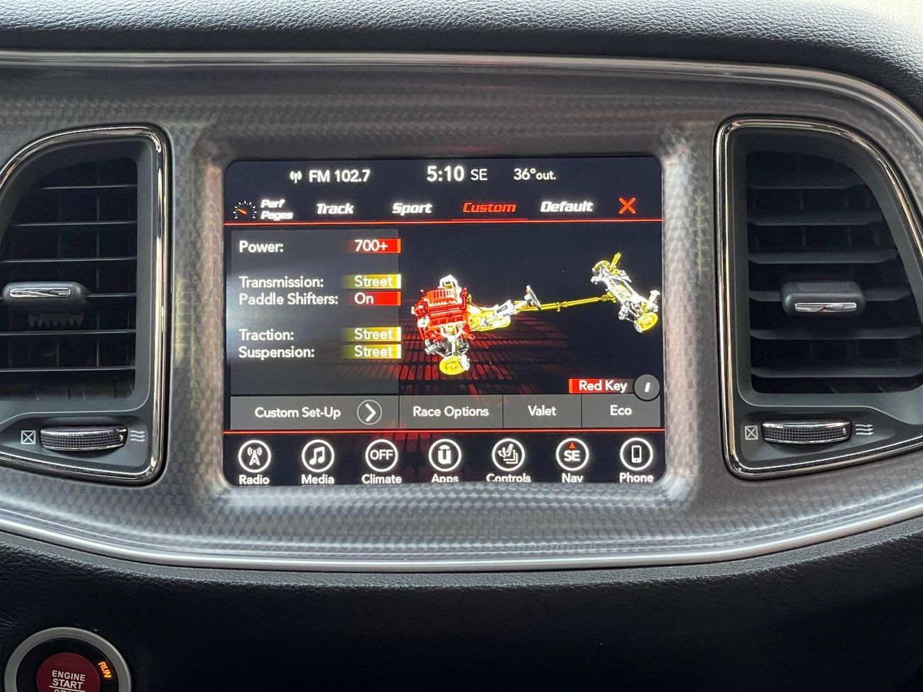 Dodge Challenger SRT Hellcat 6.2L (707 HP) SRT HELLCAT / 6.2L V8 / SUPERCHARGED / SUNROOF / LEATHER / SUPER CLEAN