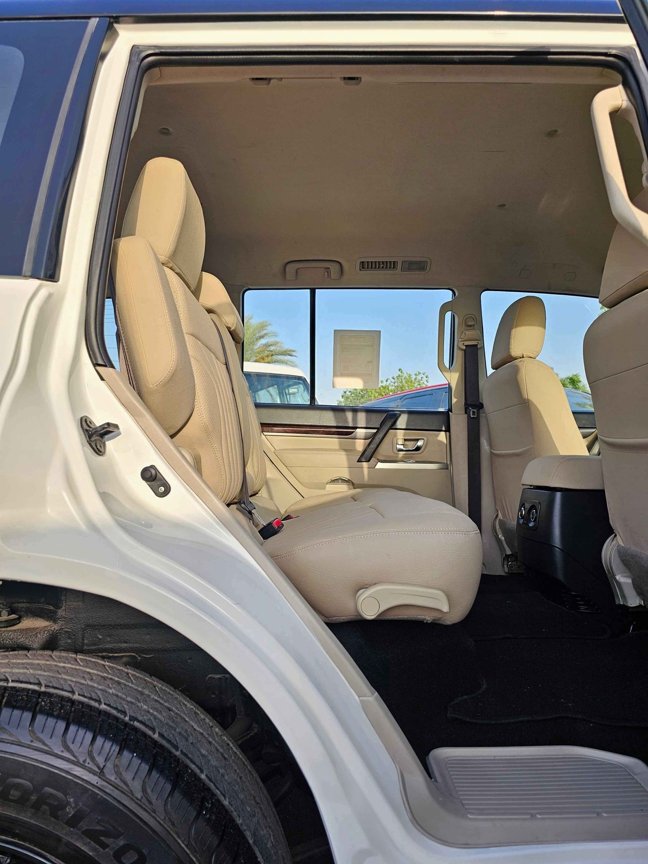 ميتسوبيشي باجيرو GLS 3.5/ 4WD/ LEATHER/ DVD CAMERA/ LOW MILEAGE/ 861 Monthly/ LOT#700193