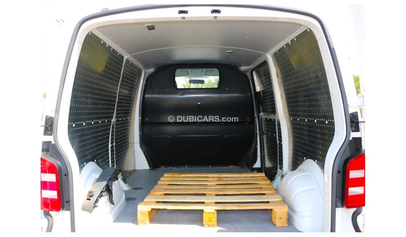 Volkswagen T5 Transporter 2017 | Volkswagen Transporter TSI | Delivery Van | PETROL - MANUAL | GCC SPECS - EXCELLENT CONDITION