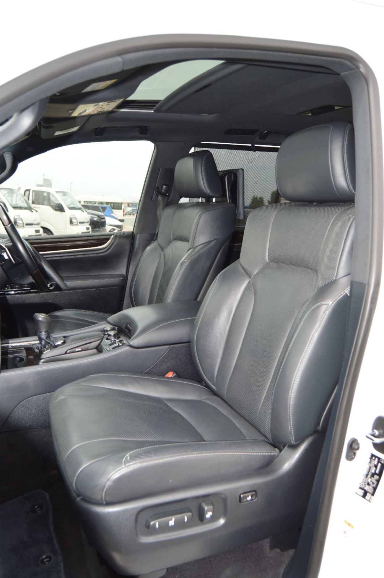 لكزس LX 570 SIGNATURE Right Hand Drive  Year: *2019* *Full option* Engine: 5.7L V8