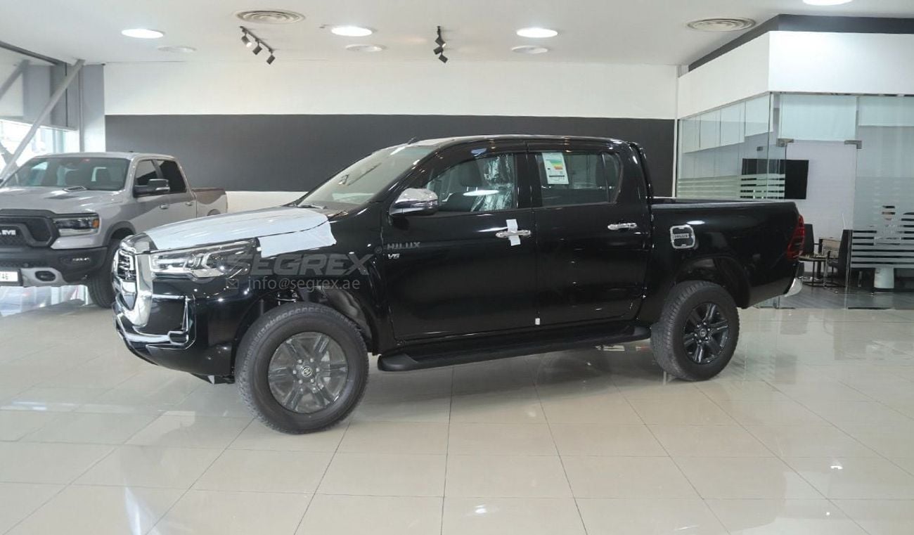 تويوتا هيلوكس SR5 DC . 4.0L . Petrol . 4WD . 6-Speed Automatic . 5 Seats . 4 Doors