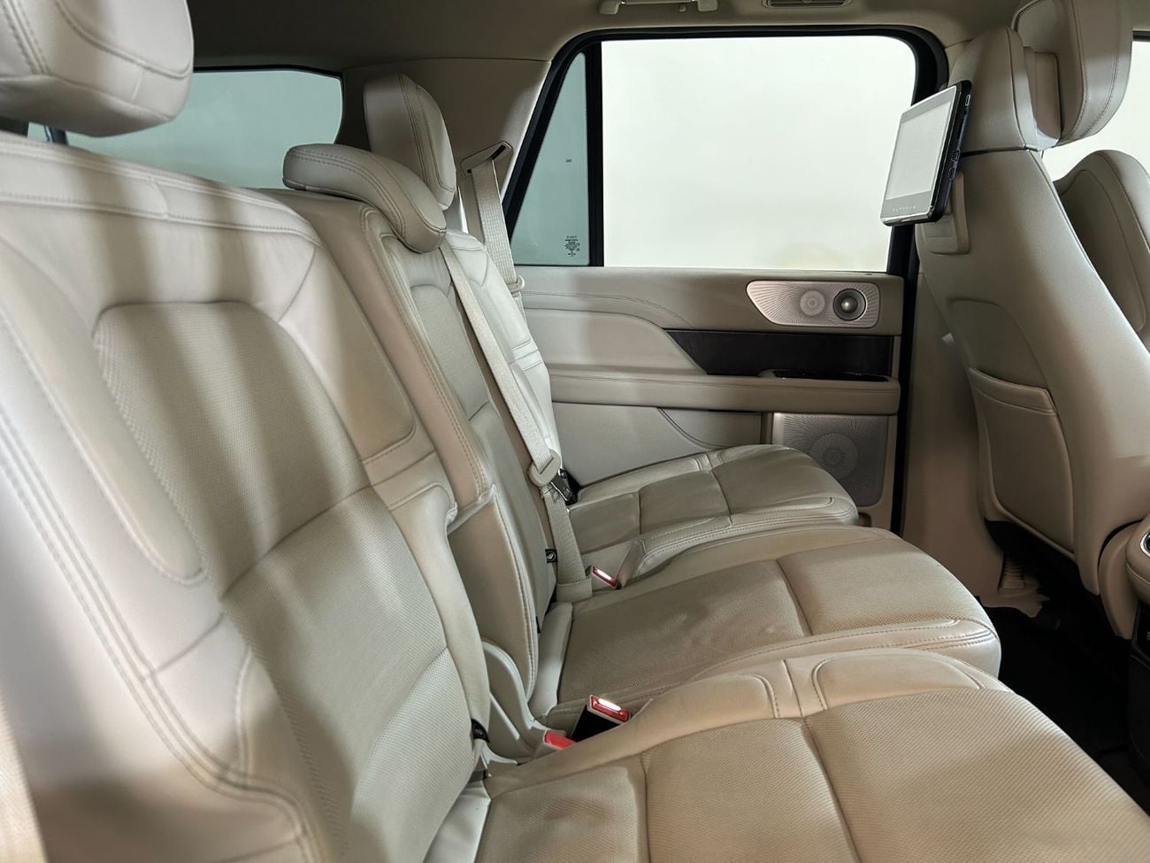 Lincoln Navigator Reserve 3.5L N1521 / FREE Insurance + Registration / AL TAYER MOTORS / AL QOUZ SHOWROOM