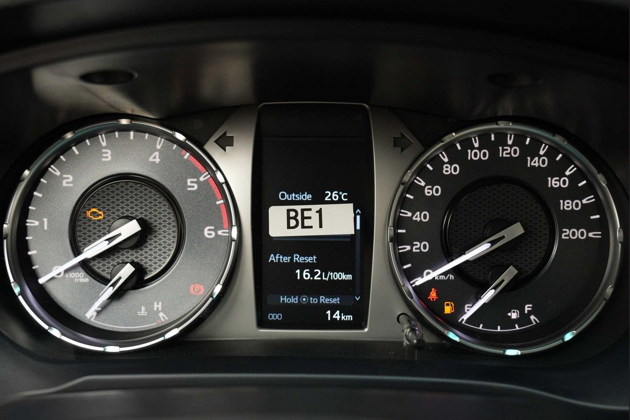 Toyota Hilux 2.4L 4X4 D/C STD(i) M/T DSL