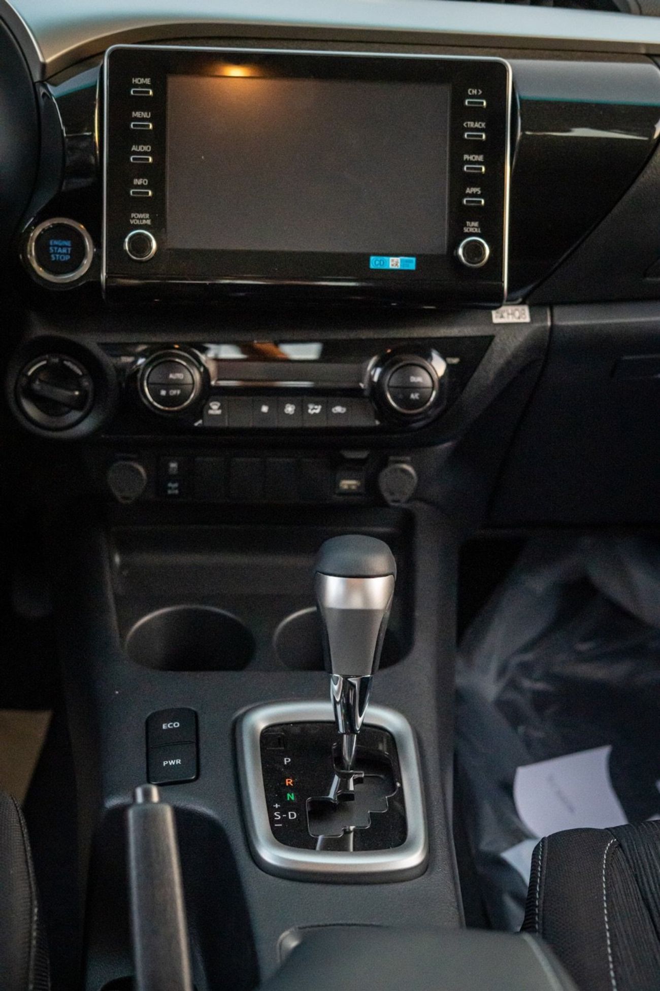 تويوتا هيلوكس SR5 2.4L Double Cab full option