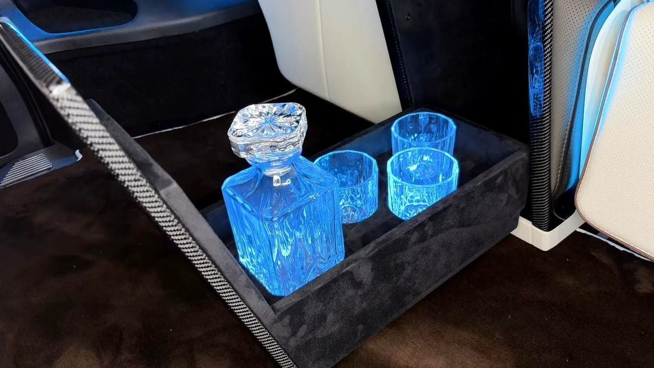 مرسيدس بنز V 300 ARRIVAL MODEL VIP MERCEDES GCC V300 with ADDITIONAL REAR AC - 2 Years Warranty by VLINE