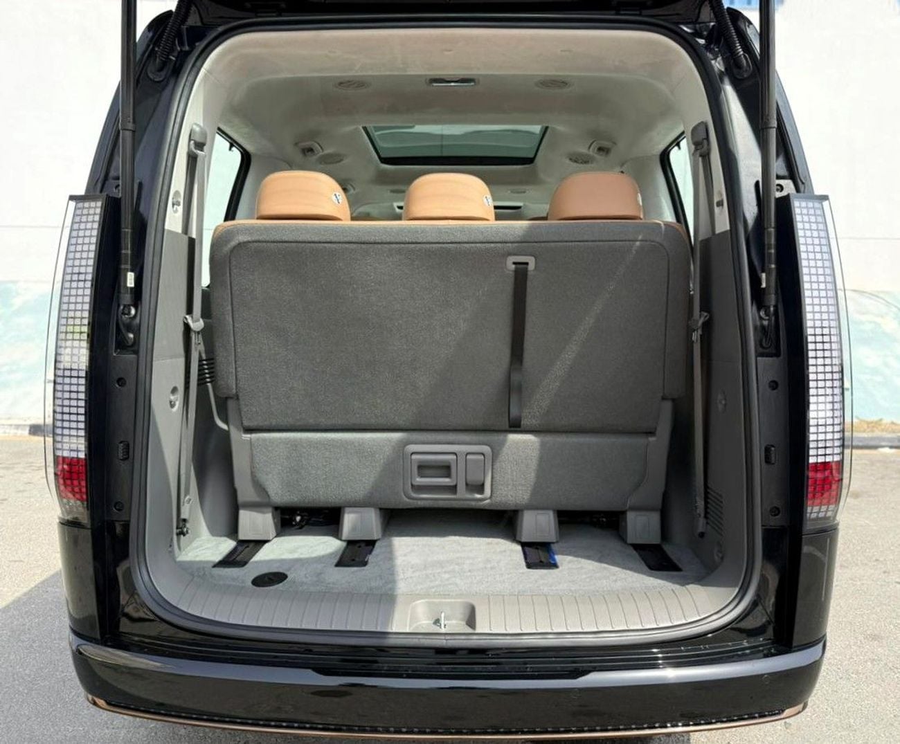 Hyundai Staria Luxury 3.5L HYUNDAI STARIA LUXURY | GCC SPECS | YEAR: 2024 | KMS: 35,800 | 5-YEARS WARRANTY | 5-YEAR