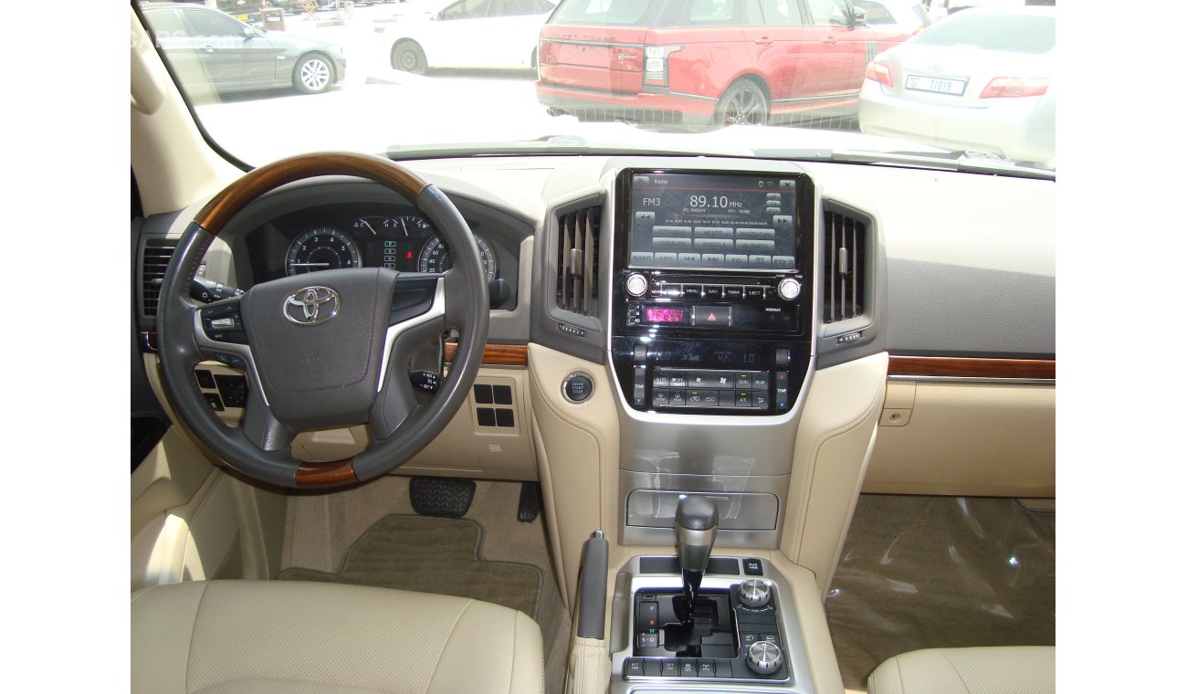 Toyota Land Cruiser GXR V8