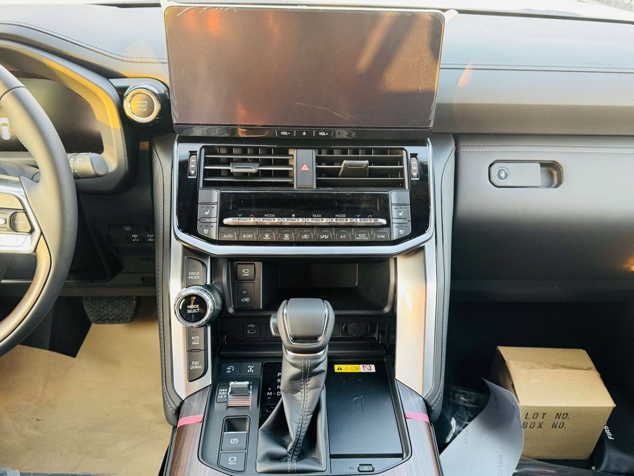 Toyota Land Cruiser TOYOTA LC300 VX 3.5L PTR  GCC A/T F/O WHITE 2025