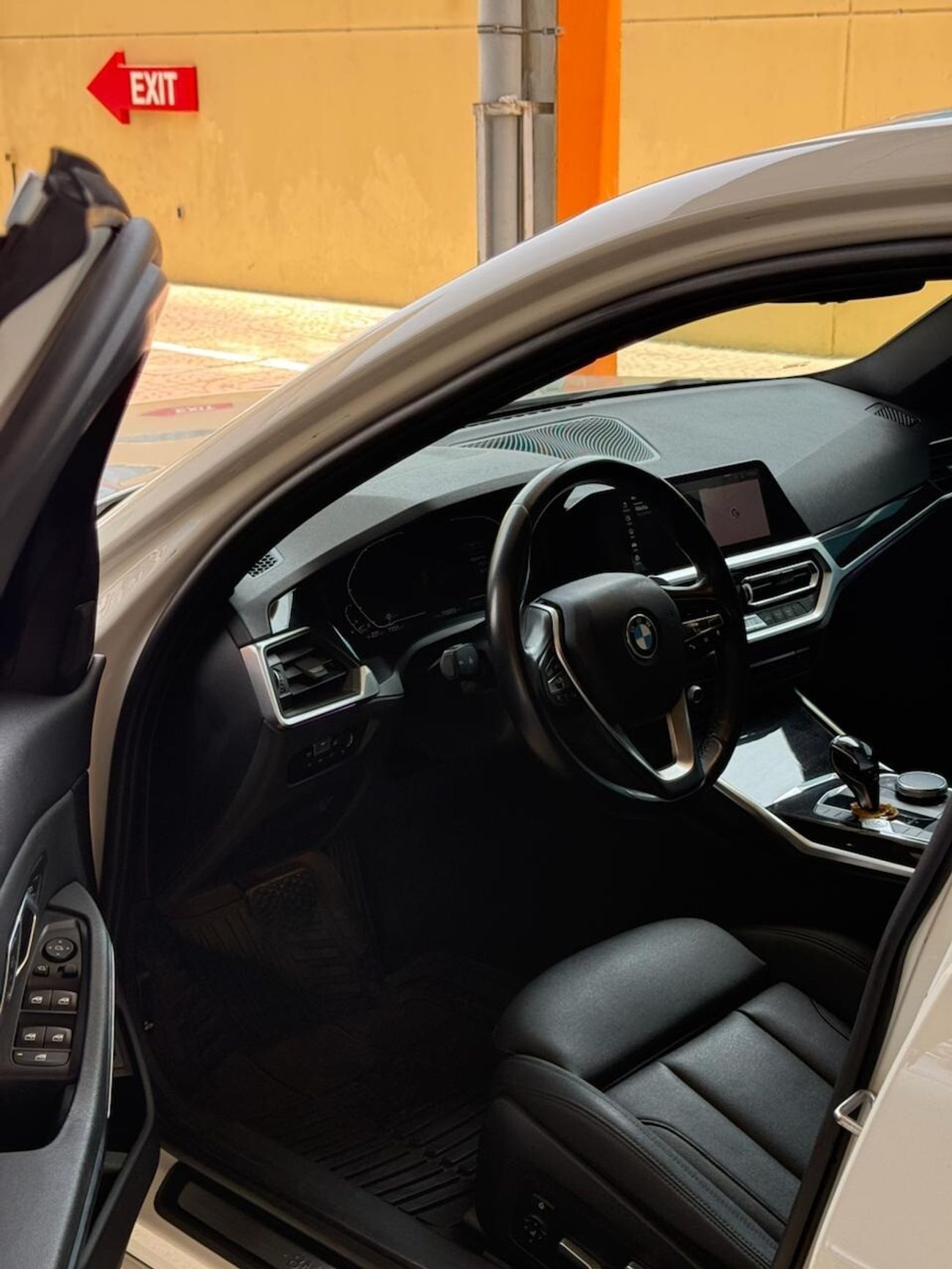 BMW 330i Exclusive 2.0L (255 HP)