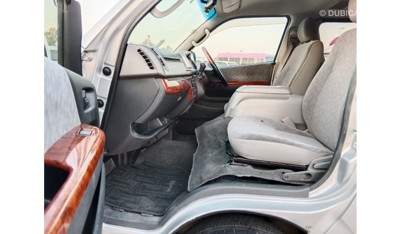 Toyota Hiace TOYOTA HIACE VAN RIGHT HAND DRVIE (PM1429)