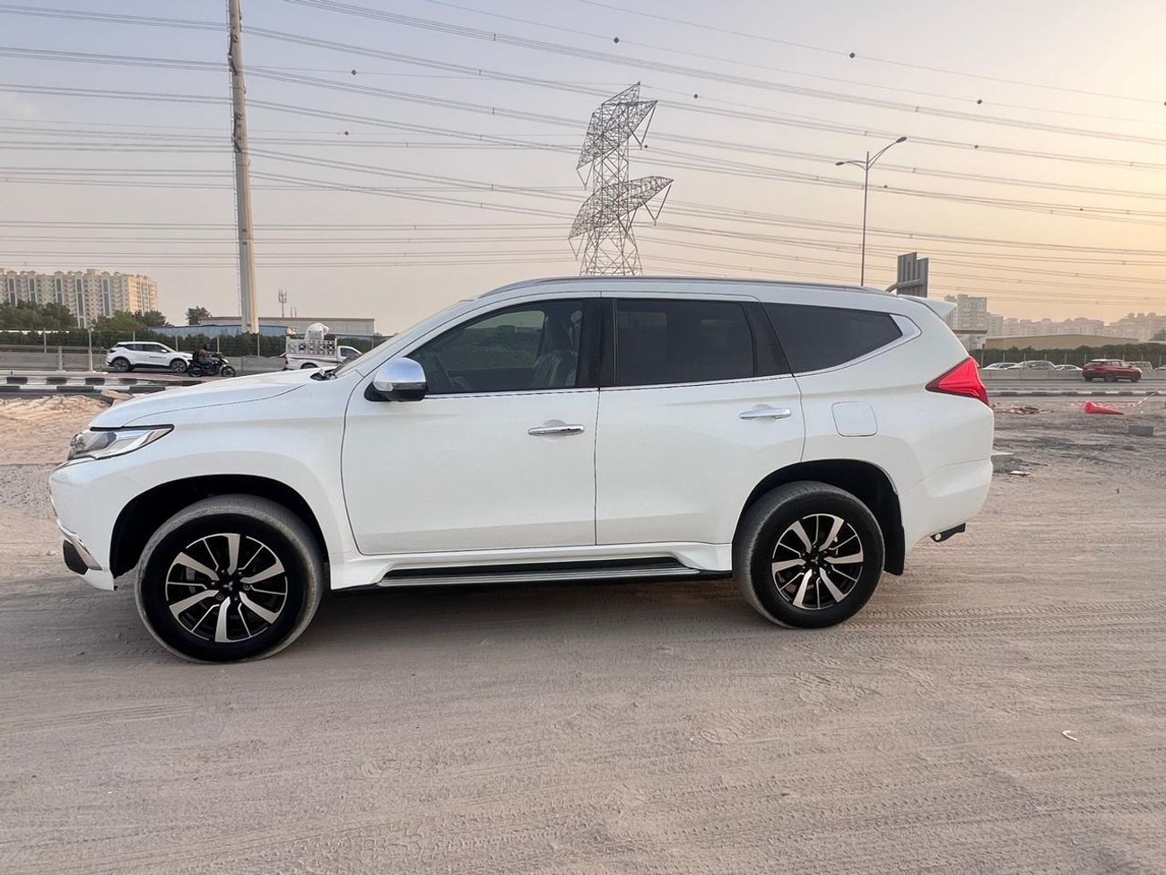 ميتسوبيشي باجيرو diesel 2.4 liter ,right hand drive only for export available ,full options