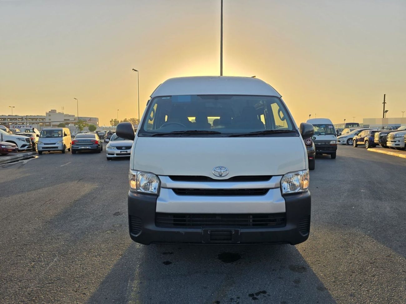 تويوتا هاياس TOYOTA HIACE COMMUTER VAN RHD 2018 MODEL 3.0 L DIESEL AUTOMATIC(PM22105)