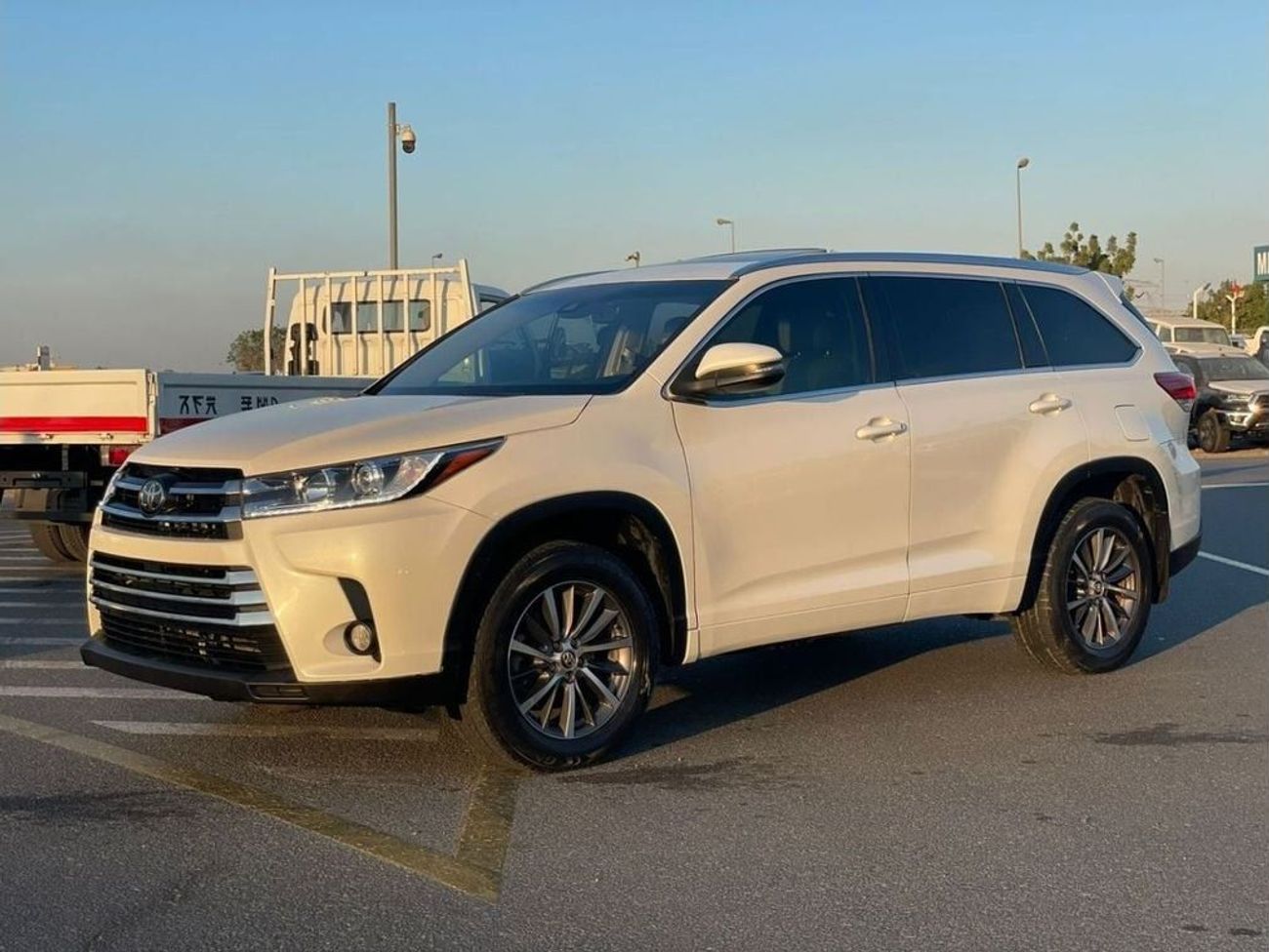 Toyota Highlander 2018 Toyota Highlander XLE 3.5L V6 Full Option Sunroof 7 Leather Seats - Radar & BSM Auto Trunk -
