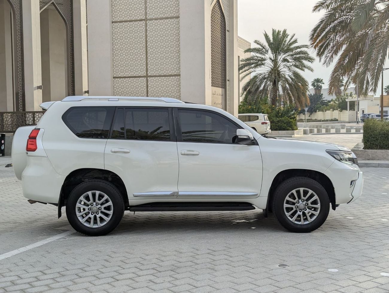 تويوتا برادو Toyota Prado v6 4.0L Petro engine LHD white colour
