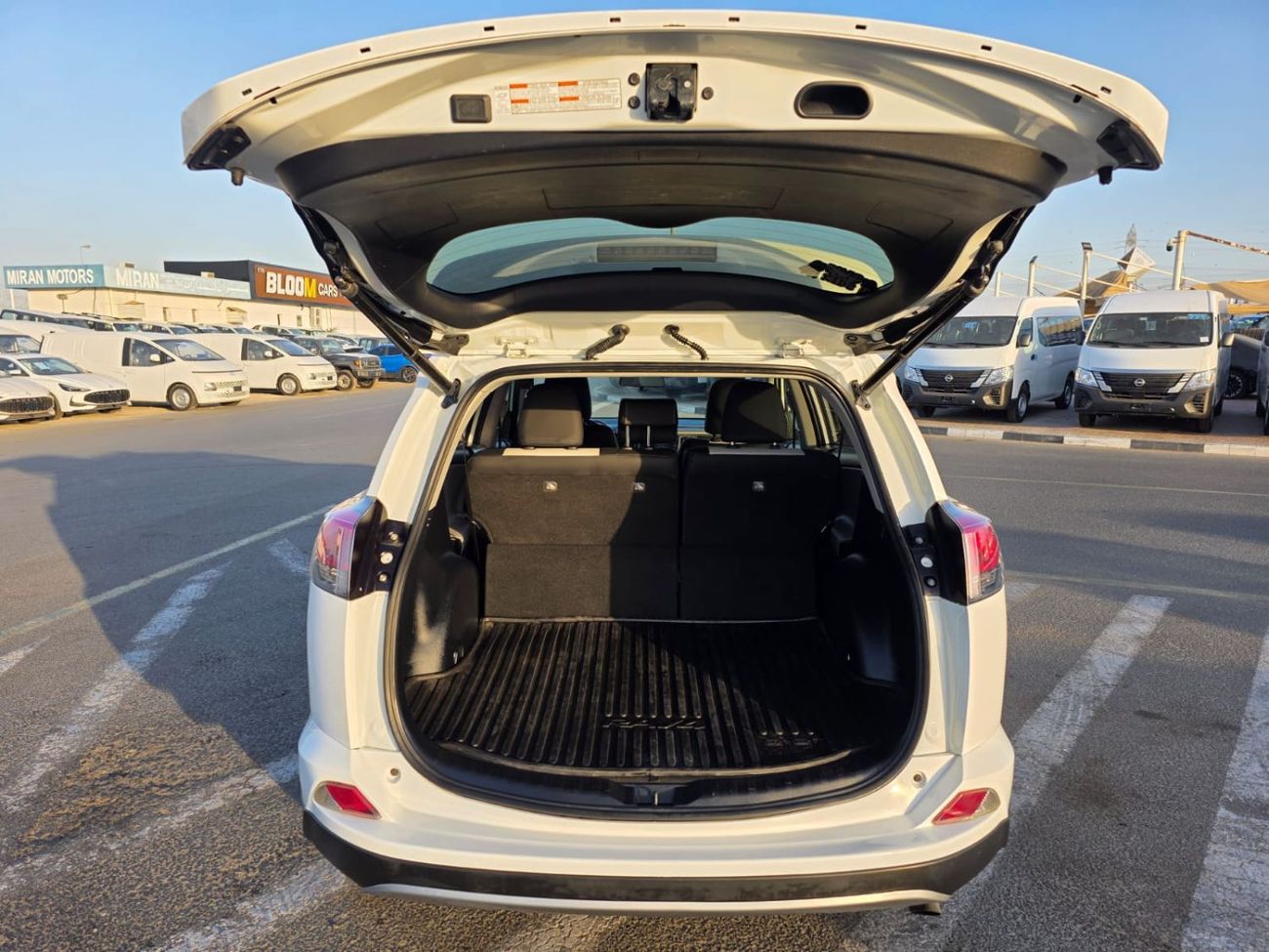 Toyota RAV4 Limited 2.5L Sunroof , Push button , Trunk automatic and leather seats