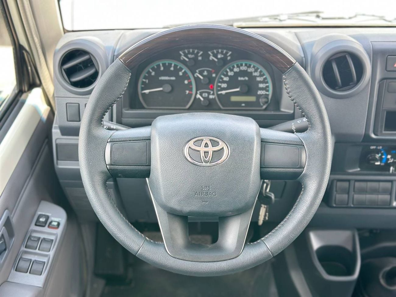 تويوتا لاند كروزر بيك آب LC79 دبل كابينة 4.0 لتر PTR ناقل حركة يدوي // 2025 // خيار قياسي مع نوافذ كهربائية // عرض خاص // من