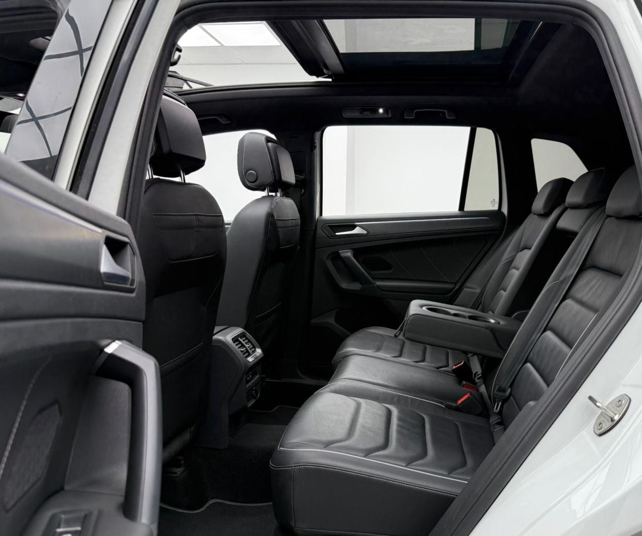 Volkswagen Tiguan 2024 Volkswagen Tiguan R-Line, 2026 Volkswagen Warranty + Service Pack, Very Low Km, GCC