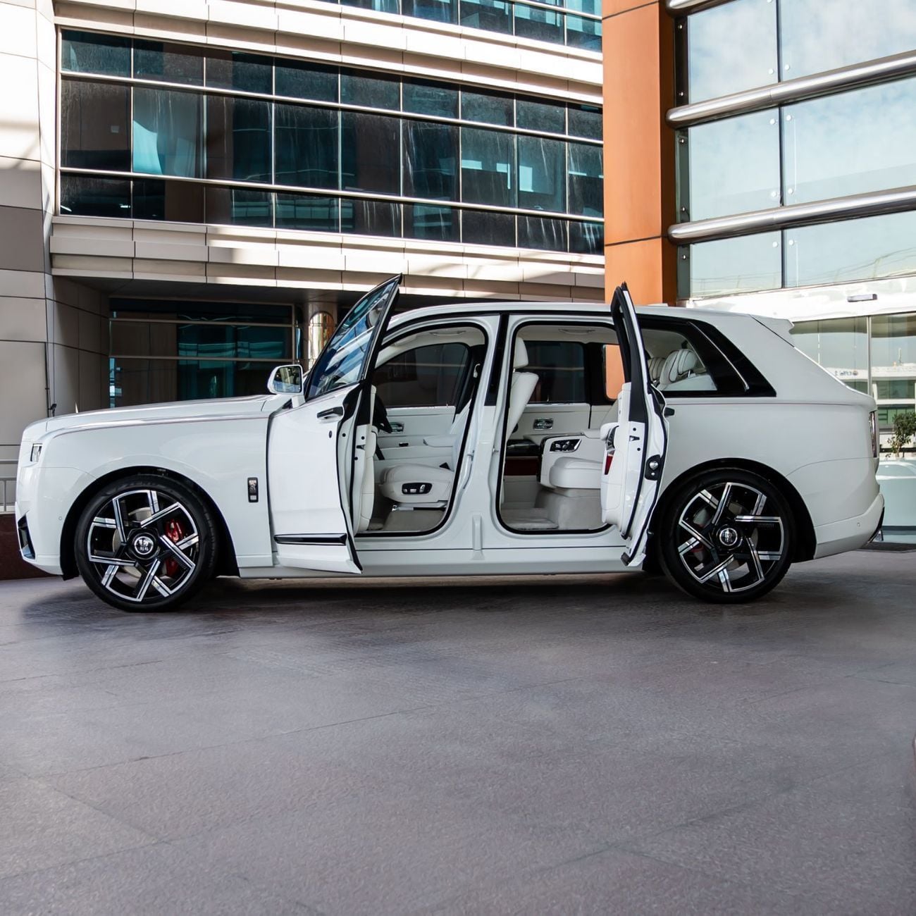 رولز رويس كولينان BLACK BADGE 2025 ROLLS ROYCE CULLINAN ( BRAND NEW )