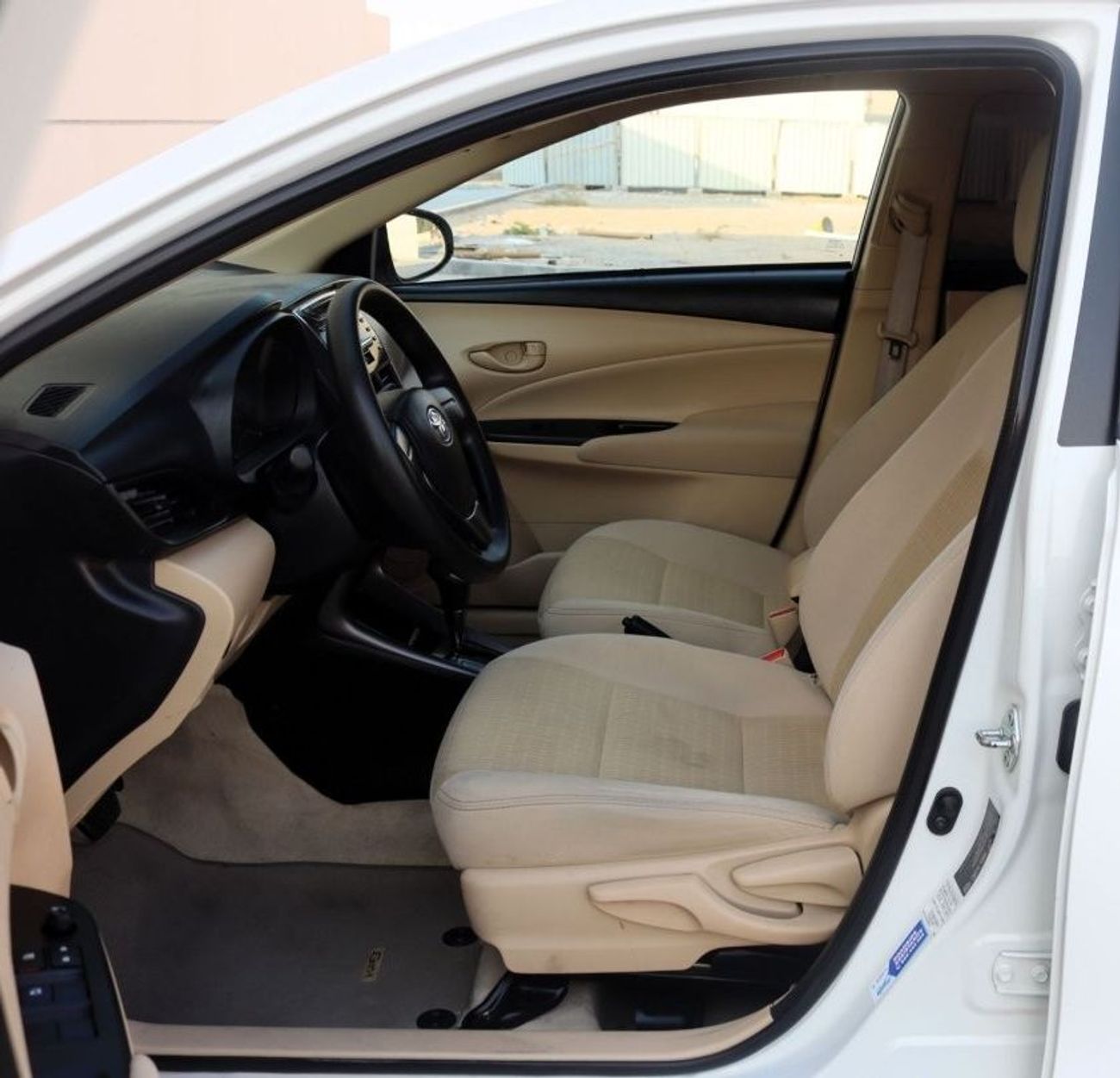 تويوتا يارس SE خالية من الحوادث - خليجي - صبغة وكالة - مكينة 1500 سي سي - السيارة بحالة الوكالة من الداخل والخار