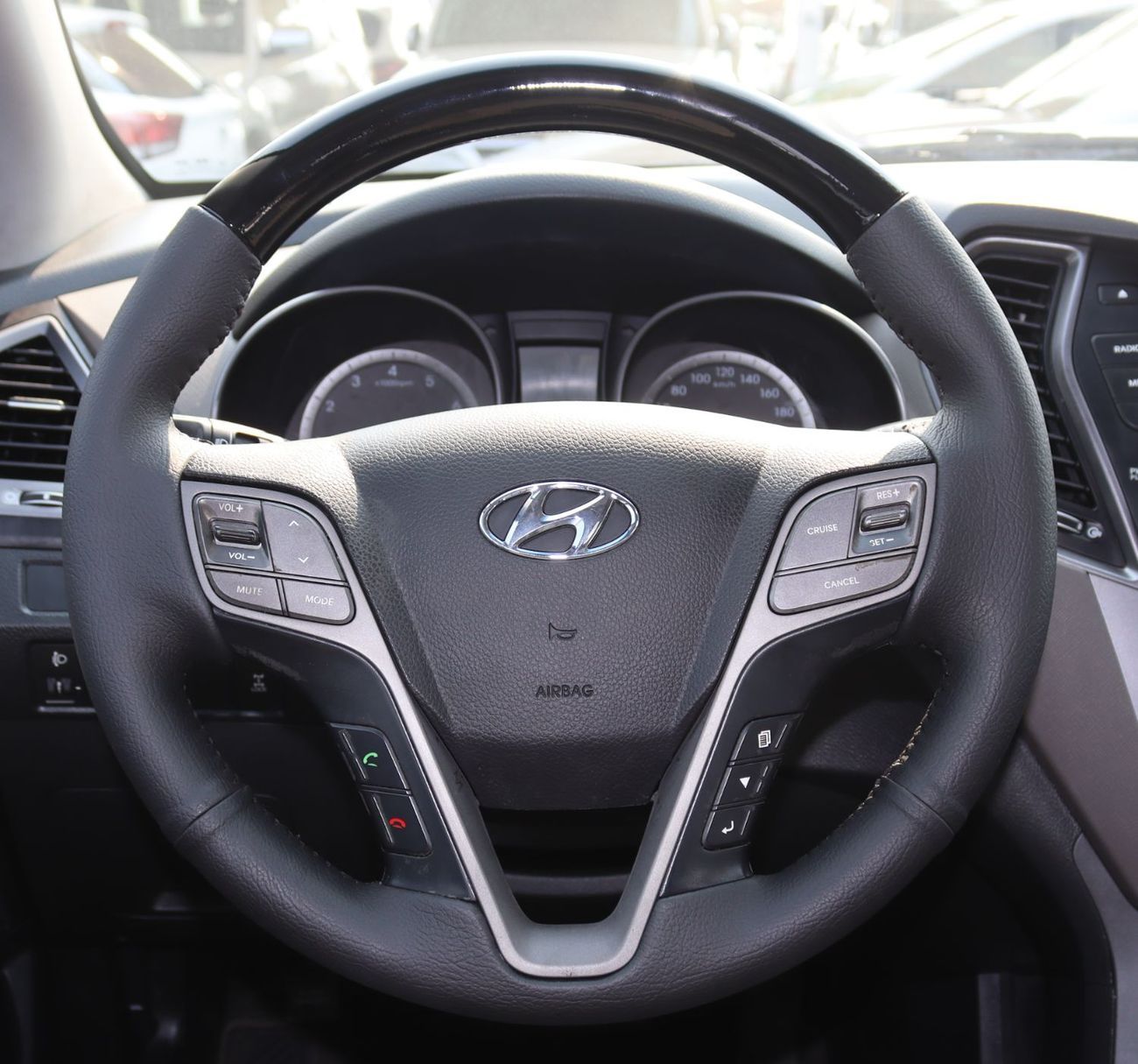 Hyundai Santa Fe GL 2.4L AWD Hyundai Santa Fe 2016, GCC car, in excellent condition, 7 seats, 2.4L, panoramic roof