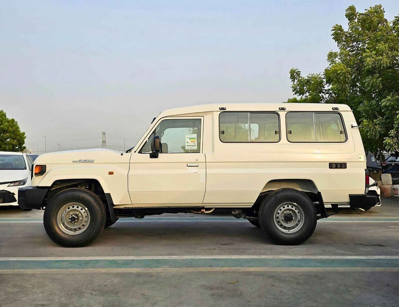 تويوتا لاند كروزر 70 LC78 3 DOOR/SNORKEL, ROOF RACK, DUAL TANK/MANUAL WINDOWS/ 4.0L PETROL A/T/CODE#78ATY