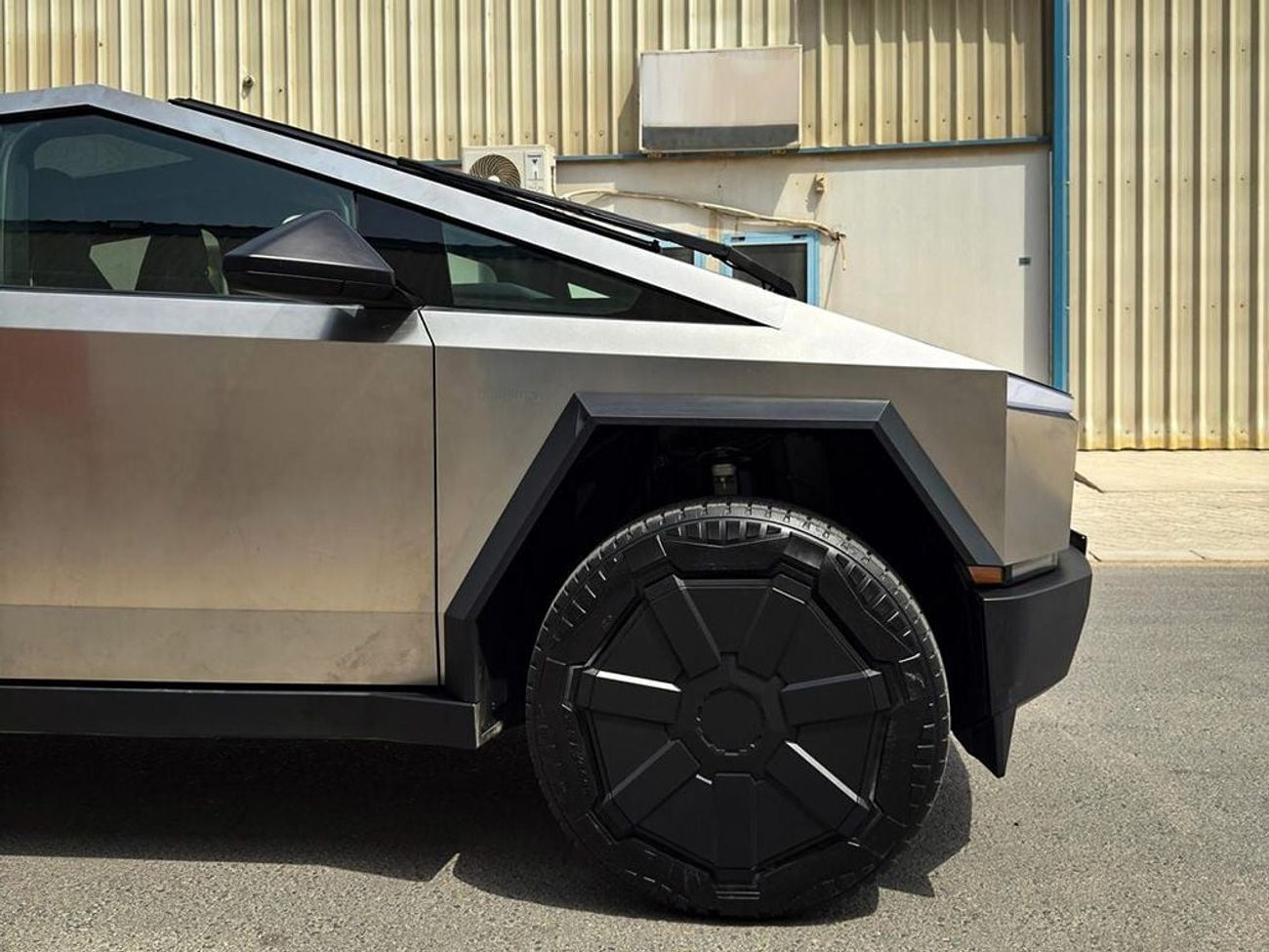 تسلا سايبرتراك AWD Foundation Edition, in RIGHT HAND DRIVE (EXPORT ONLY)