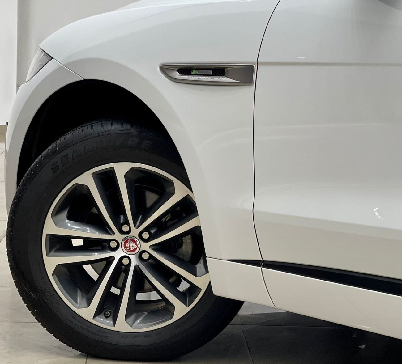 جاكوار F بيس R-سبورت