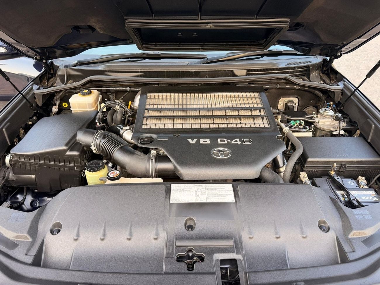 Toyota Land Cruiser 200 Series VX update to Sahara shape