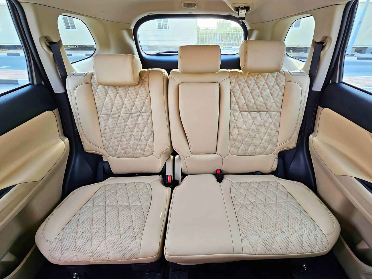 Mitsubishi Outlander GLX/ 4WD/ LEATHER SEATS/ DVD/ LOW MILEAGE/ GCC/ 657 MONTHLY/ LOT# 702843