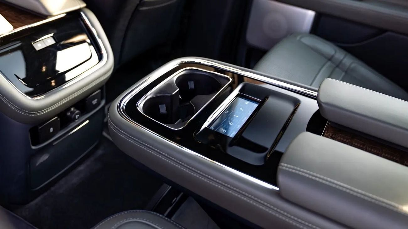 لينكولن نافيجاتور Presidential 3.5L Presidential, Warranty + Service Pack, Low Kms, 7-Seater, GCC